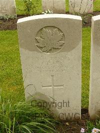 Etaples Military Cemetery - Lee, J P